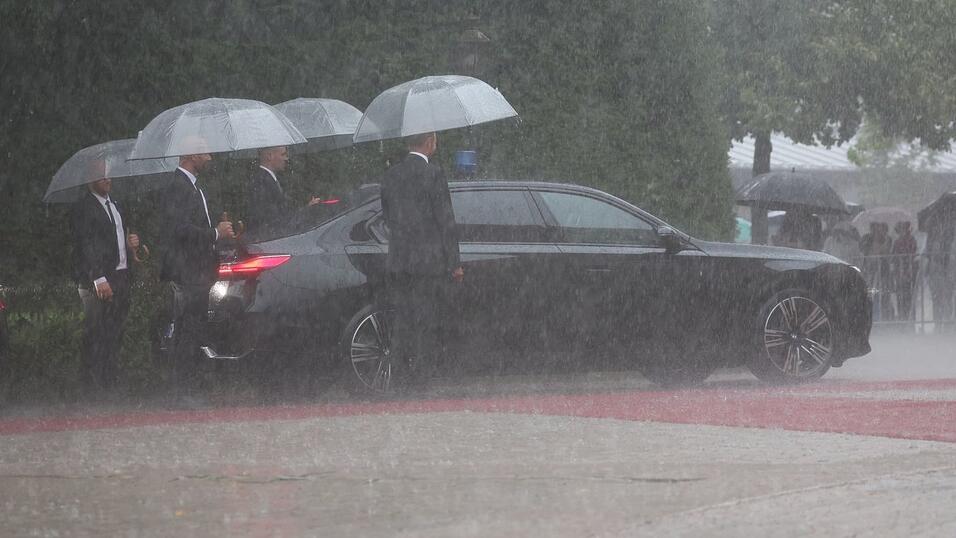 Ministerpr&auml;sident Markus S&ouml;der und Ehefrau Karin S&ouml;der warten vor der Er&ouml;ffnung bei Regen im Auto.