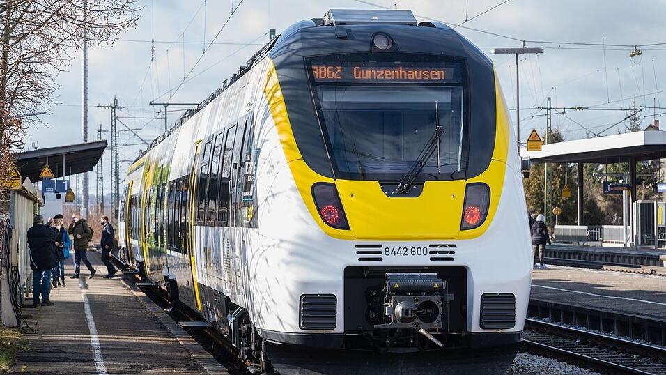 Bahnfahrer in Mittel- und Unterfranken müssen sich bis Dezember wegen Bauarbeiten auf Einschränkungen einstellen. Unter anderem wird der Bahnhof Gunzenhausen (Bild) barrierefrei ausgebaut. (Archivfoto) Bahnfahrer in Mittel- und Unterfranken müssen sich bis Dezember wegen Bauarbeiten auf Einschränkungen einstellen. Unter anderem wird der Bahnhof Gunzenhausen (Bild) barrierefrei ausgebaut. (Archivfoto)