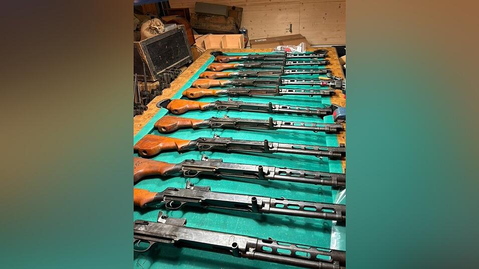 Maschinengewehre wurden sichergestellt.