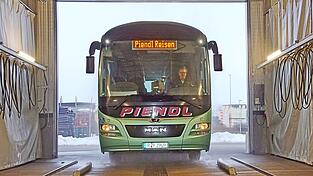 Die neue Waschanlage erm&ouml;glicht eine ausgiebige Unterbodenreinigung der Reise- und Linienbusse. Unter anderem.