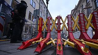 Die Polizei hat den Bereich rund um den Veranstaltungsort der M&uuml;nchner Sicherheitskonferenz am Promenadeplatz abgesperrt.
