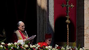 Von der zentralen Loggia des Petersdoms spendet Leo XIV. den Segen Urbi et Orbi. Von der zentralen Loggia des Petersdoms spendet Leo XIV. den Segen Urbi et Orbi.