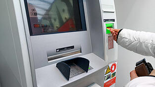 Der Angeklagte soll der Frau gefolgt sein und ihr Geldbeutel und EC-Karte aus der Hand gerissen haben.