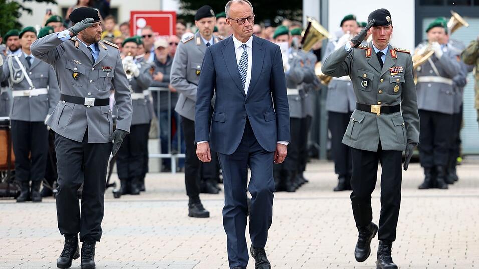 «Frieden und Freiheit gibt es eben nicht kostenlos», gibt Bundeskanzler Friedrich Merz jungen Rekrutinnen und Rekruten mit auf den Weg. «Frieden und Freiheit gibt es eben nicht kostenlos», gibt Bundeskanzler Friedrich Merz jungen Rekrutinnen und Rekruten mit auf den Weg.