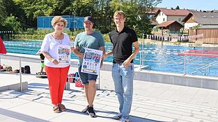 Jedes Abzeichen z&auml;hlt! B&uuml;rgermeisterin Alexandra Riedl, Patrick Gerstendorf, Meister f&uuml;r B&auml;derbetriebe, und Jonas Schedlbauer von den St&auml;dtischen Betrieben laden am 21. September zum Schwimmabzeichentag ein.
