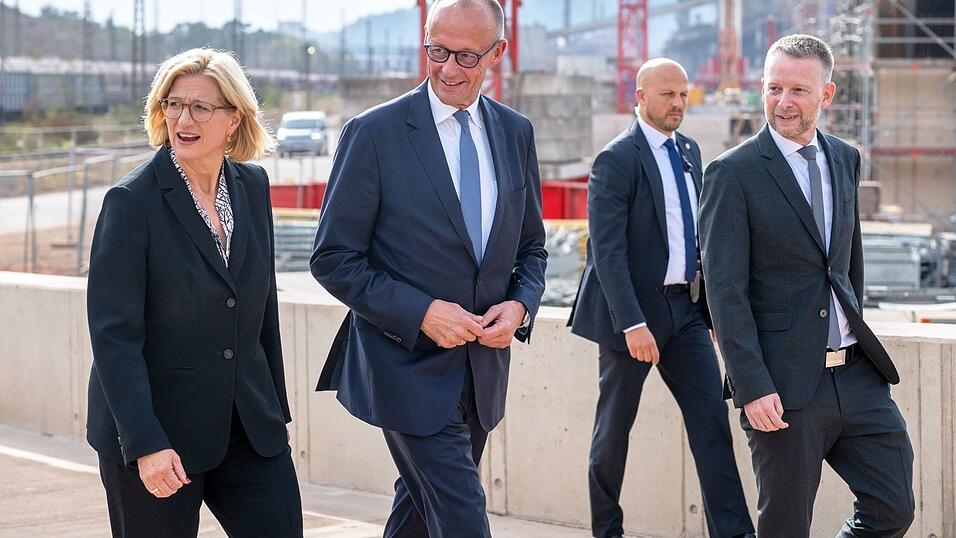 Der Kanzler macht sich im Saarland ein Bild vom Umbau der Stahlindustrie Der Kanzler macht sich im Saarland ein Bild vom Umbau der Stahlindustrie