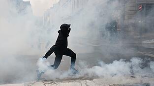 Ein Demonstrant wirft in Rennes eine Tränengasgranate in Richtung der Polizei. Ein Demonstrant wirft in Rennes eine Tränengasgranate in Richtung der Polizei.