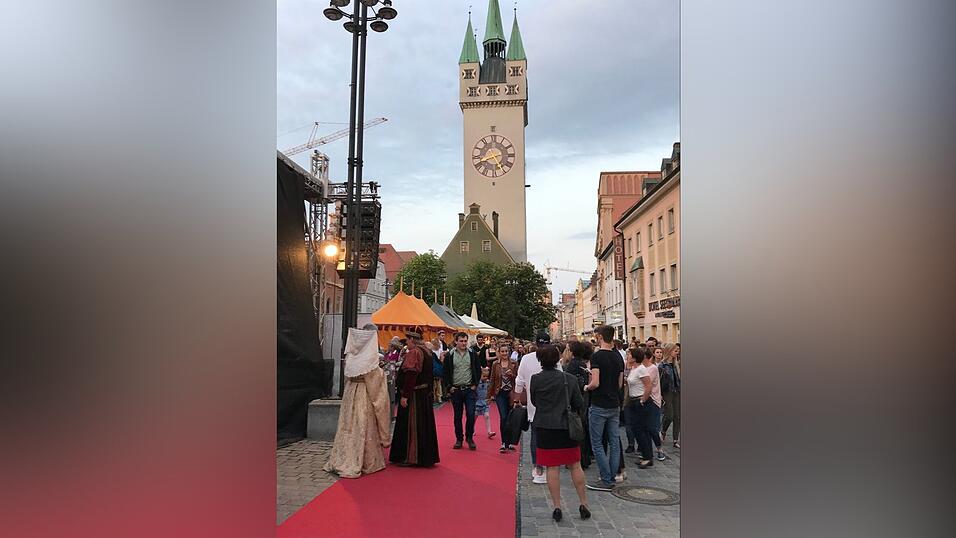 Der Straubinger Stadtplatz wird am Wochenende ganz in mittelalterliches Flair getaucht. Die schönsten Schnappschüsse haben wir für Sie zusammengestellt. Der Straubinger Stadtplatz wird am Wochenende ganz in mittelalterliches Flair getaucht. Die schönsten Schnappschüsse haben wir für Sie zusammengestellt.