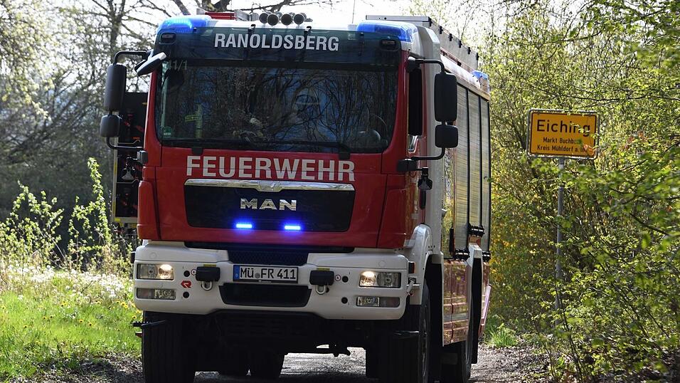 Um die Katze aus ihrer schwierigen Lage zu befreien, begaben sich zwei Feuerwehrleute im Korb an der Drehleiter in luftige Höhen. Um die Katze aus ihrer schwierigen Lage zu befreien, begaben sich zwei Feuerwehrleute im Korb an der Drehleiter in luftige Höhen.