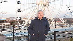 Der Dirigent Simon Rattle auf dem Dach des Werk 3 im Werksviertel, hinter ihm das Riesenrad. Es steht auf dem Bauplatz für das vom Freistaat geplante, derzeit aber gefährdete Konzerthaus für das Symphonieorchester des Bayerischen Rundfunks. Der Dirigent Simon Rattle auf dem Dach des Werk 3 im Werksviertel, hinter ihm das Riesenrad. Es steht auf dem Bauplatz für das vom Freistaat geplante, derzeit aber gefährdete Konzerthaus für das Symphonieorchester des Bayerischen Rundfunks.