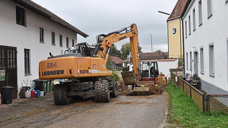Mit den schweren Baumaschinen ist ein Durchkommen in Holzhausen für Autos augenblicklich nicht möglich. Mit den schweren Baumaschinen ist ein Durchkommen in Holzhausen für Autos augenblicklich nicht möglich.