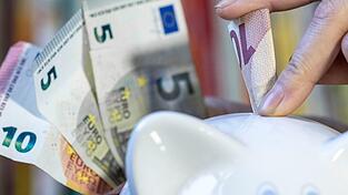 Sparer bekommen f&uuml;r Gelder auf der Bank wieder mehr Zinsen (Archivbild)