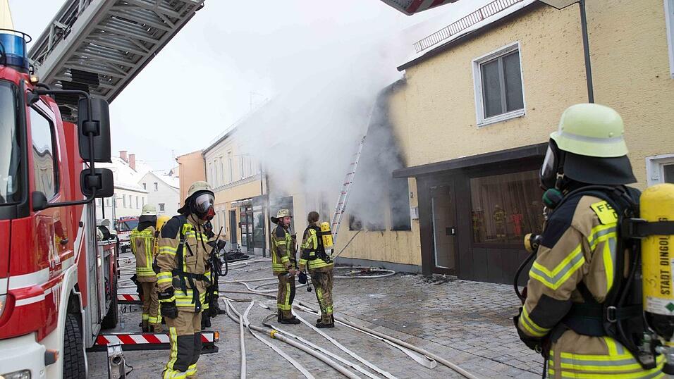 Inmitten dieses brennenden Hauses in der Griesgasse in Dingolfing entdeckte die Feuerwehr die Leiche.