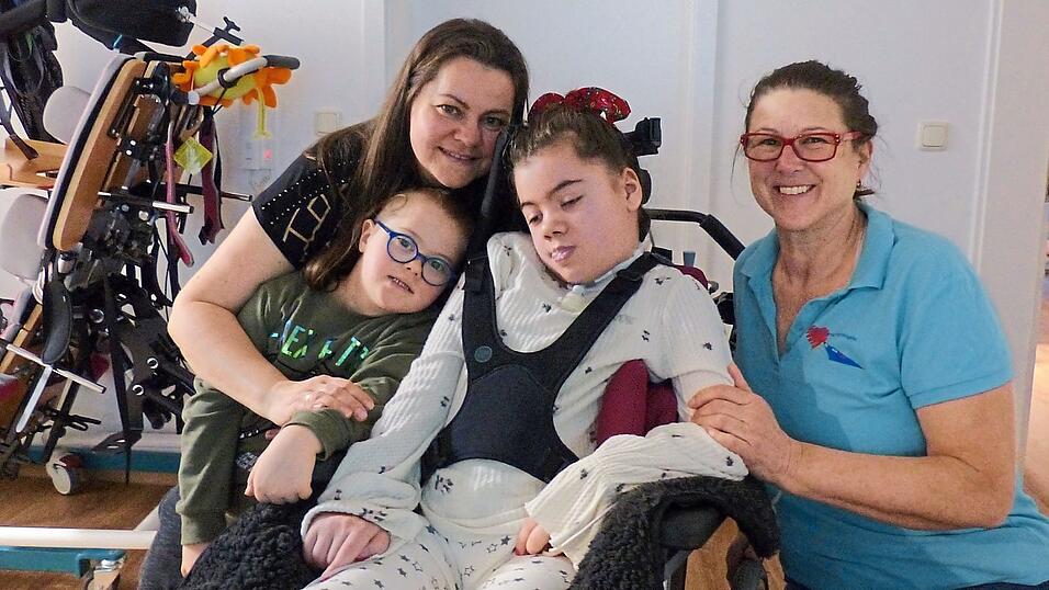 Zu Besuch bei Emilia. Gemeinsam mit ihrer Mutter Dorota, ihrem kleinen Bruder David und Pflegerin Gabriele Grasse verbringt sie die meiste Zeit in der elterlichen Wohnung.