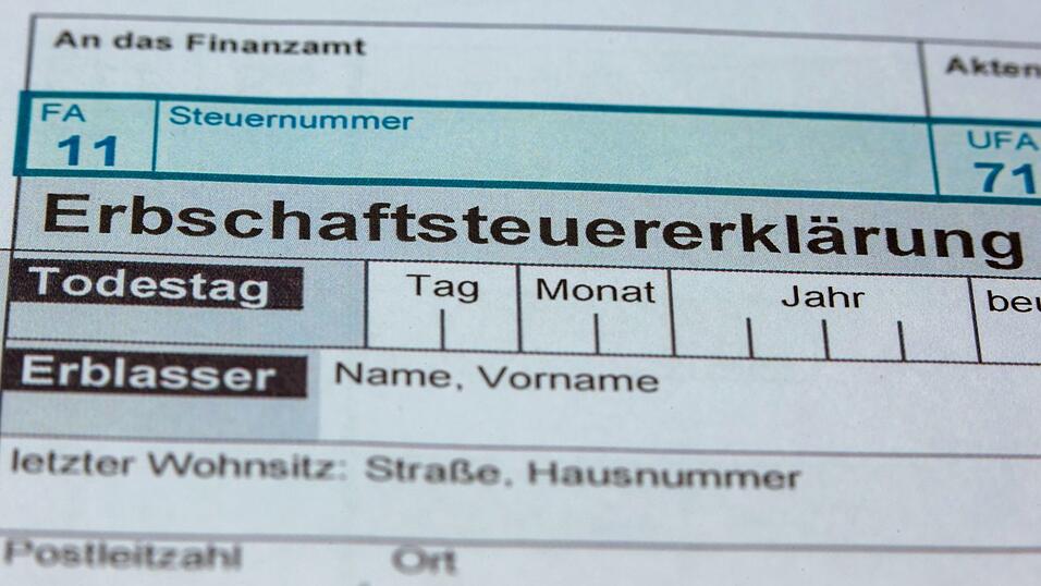 Wer erbt oder Vermögen geschenkt bekommt, muss Steuern zahlen - jedenfalls ab einer Freigrenze. (Symbolbild)