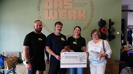 Spenden&uuml;bergabe: (v.l.) Matthias Kuchler, Mathias Multerer, Simona Wanninger (Mitarbeiterin Thomas Wiser Haus und Teilnehmerin am Event) sowie Silvia Irrgang (Erziehungsleitung Cham)