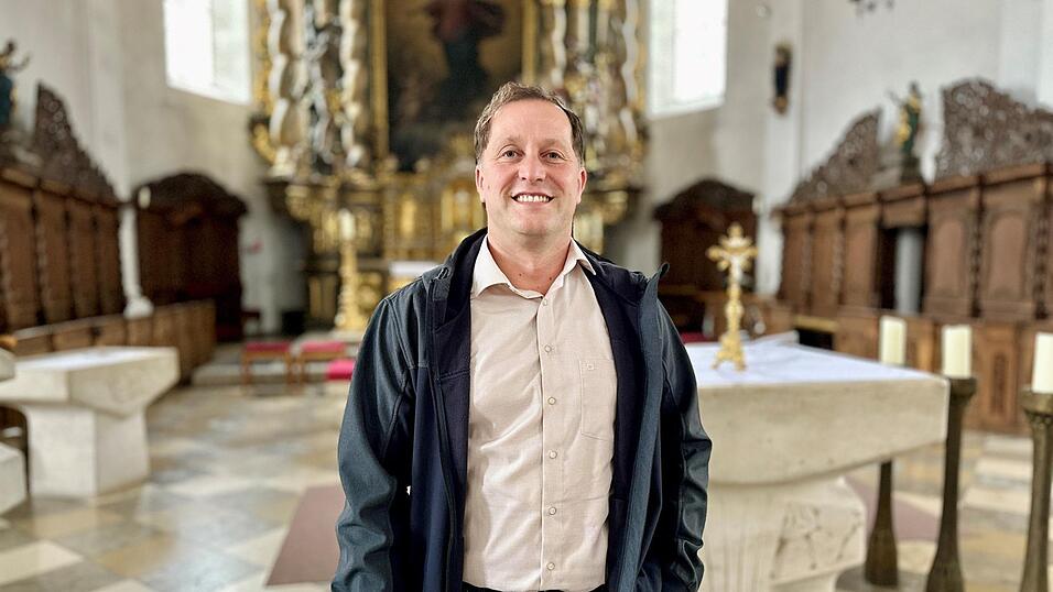 Der neue „Allrounder“ am Altar der Stadtpfarrkirche „Mariä Himmelfahrt“: Diakon Thomas Bauer sieht sich als Werber für die christlichen Werte. Die Further sollen in ihm stets einen Ansprechpartner sehen. Der neue „Allrounder“ am Altar der Stadtpfarrkirche „Mariä Himmelfahrt“: Diakon Thomas Bauer sieht sich als Werber für die christlichen Werte. Die Further sollen in ihm stets einen Ansprechpartner sehen.