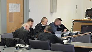 Nur noch drei Angeklagte sind verblieben. Für den Schützen fordert die Staatsanwaltschaft fünf Jahre Haft wegen versuchten Totschlags. Nur noch drei Angeklagte sind verblieben. Für den Schützen fordert die Staatsanwaltschaft fünf Jahre Haft wegen versuchten Totschlags.