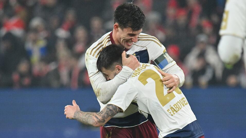 Erzielte mit einem Freisto&szlig; das 1:1 f&uuml;r den HSV: Fabio Vieira (vorn).