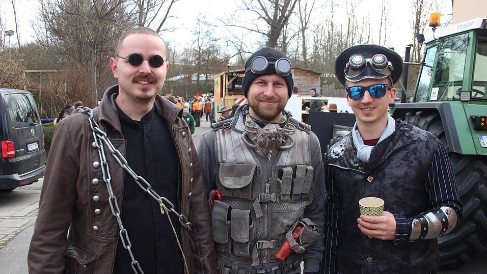 Viele Faschings-Fans haben sich am Samstag den Umzug in Langenbach angesehen. Viele Faschings-Fans haben sich am Samstag den Umzug in Langenbach angesehen.