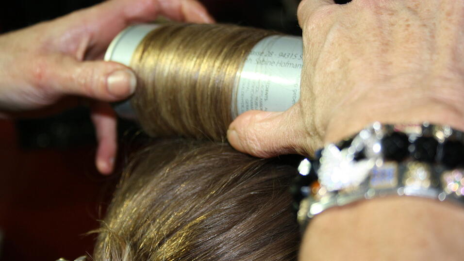 Unten angekommen die Dose kurz nachdrehen, die Haare gut festhalten und die Dose rausdrehen. Unten angekommen die Dose kurz nachdrehen, die Haare gut festhalten und die Dose rausdrehen.