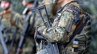 Der Dienst an der Waffe wäre bei Einführung eines verpflichtenden Gesellschaftsjahrs für alle nur eine von vielen Möglichkeiten, die zur Auswahl stehen.