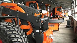 Der neue Fendt-Traktor, zehn 18-Tonner-Lastwagen, sieben Fünf-Tonner und weitere Kleintransporter warten in den Hallen des Bauhofs auf den nächsten Einsatz. Der neue Fendt-Traktor, zehn 18-Tonner-Lastwagen, sieben Fünf-Tonner und weitere Kleintransporter warten in den Hallen des Bauhofs auf den nächsten Einsatz.