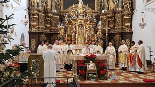 Im gro&szlig;en Kreis von Konzelebranten bei einem Festgottesdienst mit Festprediger Pater Joshy Pottackal (links von Pater Sunny), designierter Weihbischof von Mainz, wurde Pater Sunny Kodiyan (Mitte am Altar) verabschiedet und sein Nachfolger Pater Joshy Vadakkekara (rechts von Pater Sunny) als Prior eingef&uuml;hrt. Die Straubinger Pfarreien vertraten Dekan Johannes Plank (4.v.r.) und Prodekan Pater Martin M&uuml;ller (3.v.l.).