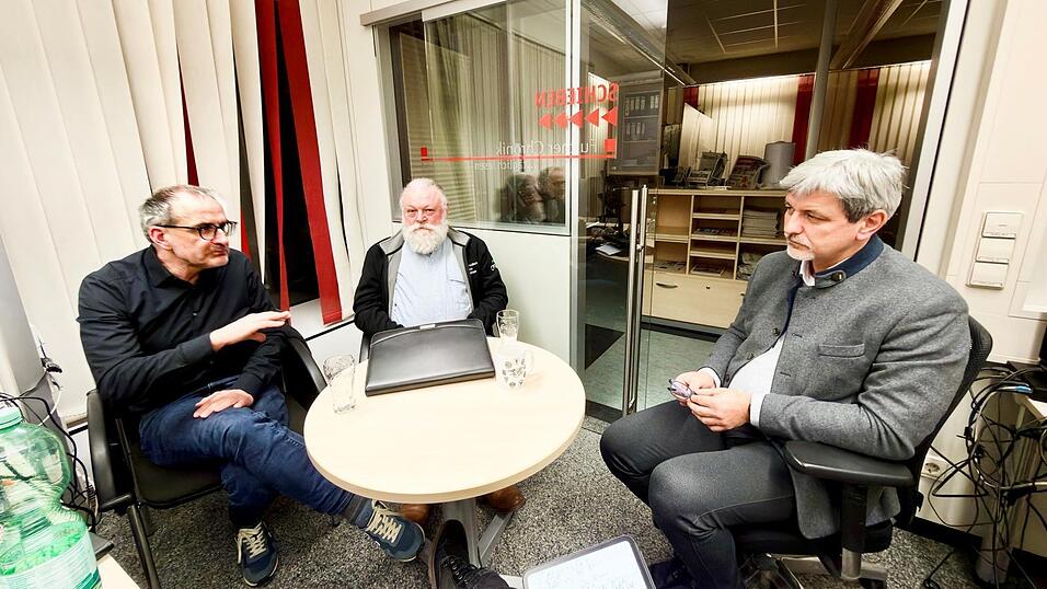 Was die Themen betrifft, herrscht bei den drei Bürgermeisterkandidaten Sandro Bauer, Günter Stelzer und Stefan Zeller (von rechts) nahezu Übereinstimmung. Unterschiede gibt es offensichtlich in der Herangehensweise beziehungsweise der Gewichtung notwendiger Schritte. Was die Themen betrifft, herrscht bei den drei Bürgermeisterkandidaten Sandro Bauer, Günter Stelzer und Stefan Zeller (von rechts) nahezu Übereinstimmung. Unterschiede gibt es offensichtlich in der Herangehensweise beziehungsweise der Gewichtung notwendiger Schritte.