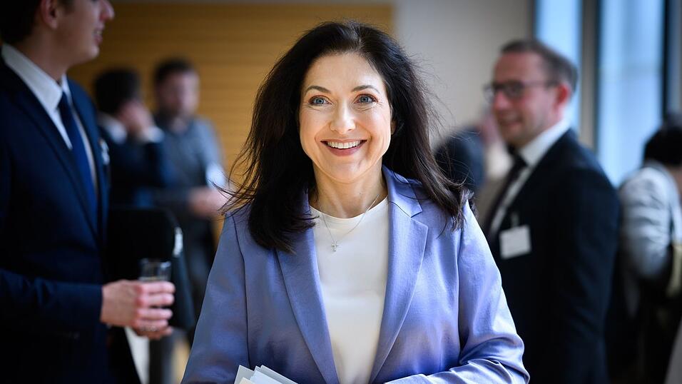 Wirtschaftsministerin Reiche ist erkennbar froh über die Genehmigung aus Brüssel. Wirtschaftsministerin Reiche ist erkennbar froh über die Genehmigung aus Brüssel.
