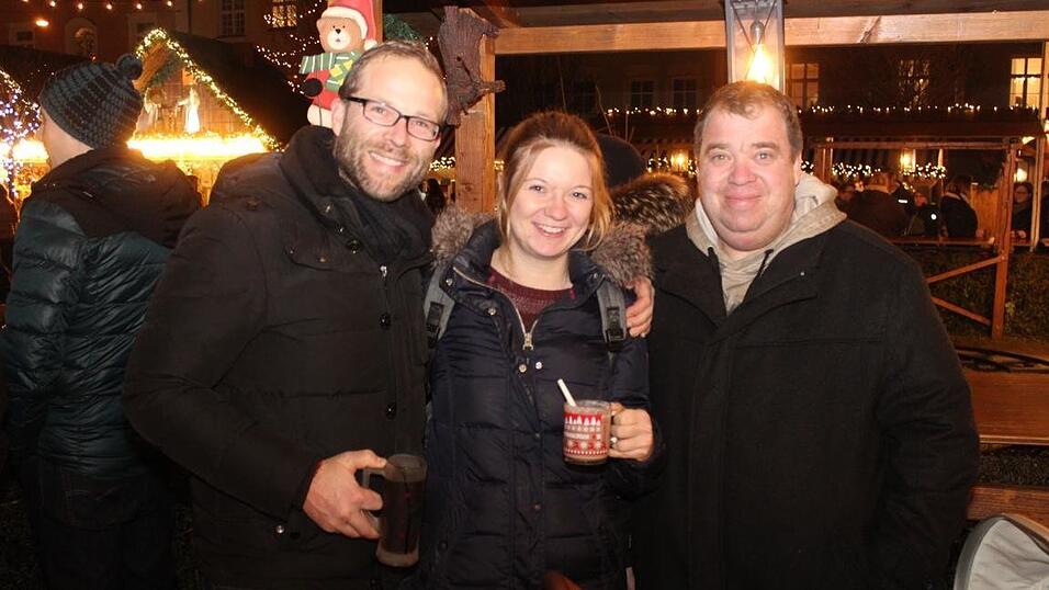 Die Perchtengruppe 'Frisinger Fratz'n' trat am Mittwochabend auf dem Landshuter Christkindlmarkt auf. Die Perchtengruppe 'Frisinger Fratz'n' trat am Mittwochabend auf dem Landshuter Christkindlmarkt auf.