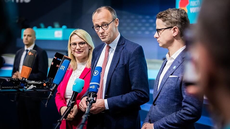 Die CDU will mit einem «Sofortprogramm» nach einer Regierungsübernahme die Wirtschaft ankurbeln und für mehr Sicherheit sorgen. Überschattet das AfD-Thema den Wahlparteitag in Berlin? Die CDU will mit einem «Sofortprogramm» nach einer Regierungsübernahme die Wirtschaft ankurbeln und für mehr Sicherheit sorgen. Überschattet das AfD-Thema den Wahlparteitag in Berlin?