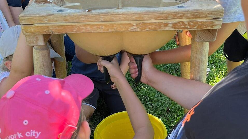 An einer Euterattrappe versuchten sich die Kids als Melker.