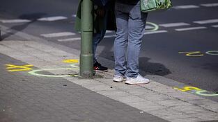Markierungen der Spurensicherung sind an der Kreuzung Buckower Damm/Gutschmidtstra&szlig;e zu sehen.
