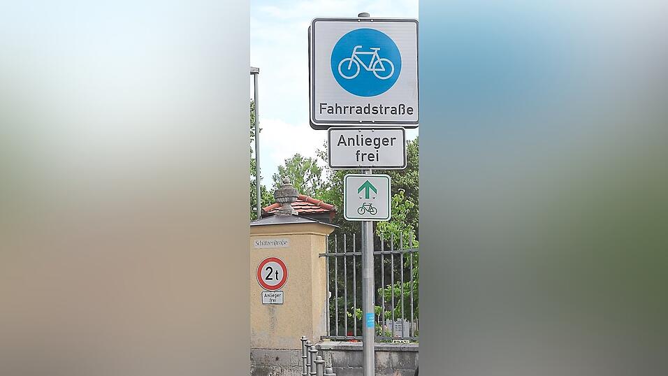 Während das vordere 'Anlieger frei'-Schild wegkommt, bleibt das hintere an der Mauer bestehen. Während das vordere 'Anlieger frei'-Schild wegkommt, bleibt das hintere an der Mauer bestehen.