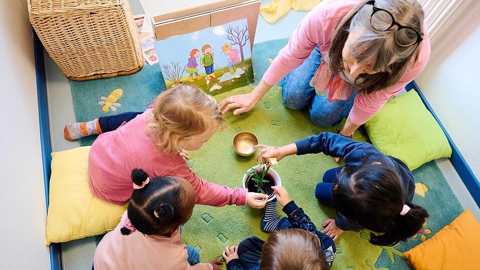 Die Kitas in Deutschland ächzen unter Personalmangel. Einer neuen Studie zufolge fehlen durchschnittlich mehr als zwei Erziehende pro Einrichtung. Die Kitas in Deutschland ächzen unter Personalmangel. Einer neuen Studie zufolge fehlen durchschnittlich mehr als zwei Erziehende pro Einrichtung.