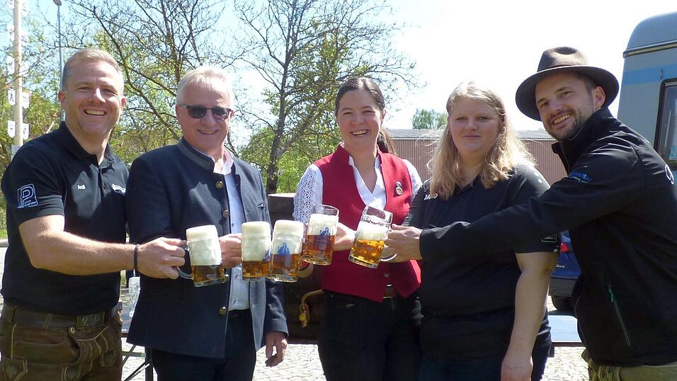 Ein prächtiger, 28 Meter hoher Maibaum ziert die Ortsmitte in Gangkofen. Ein prächtiger, 28 Meter hoher Maibaum ziert die Ortsmitte in Gangkofen.