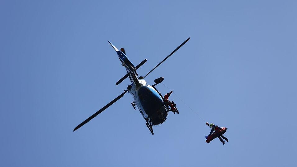 Die Leiche des Mannes wurde via Hubschrauber geborgen. (Symbolbild)