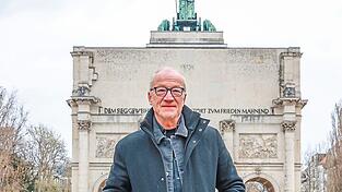 Zur Pensionierung durfte Helmut Eigner gemeinsam mit seinen Kollegen per Ausnahmegenehmigung ganz oben auf dem ber&uuml;hmten Denkmal den Ausblick genie&szlig;en und kurz ansto&szlig;en.