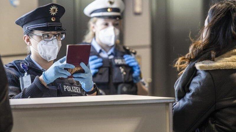 Strenge Kontrollen bei der Einreise nach Deutschland gibt es bereits. Aus sieben Ländern wird der Grenzübertritt nun weitgehend verboten - sie gelten als Virusvarianten-Gebiete. (Symbolbild).