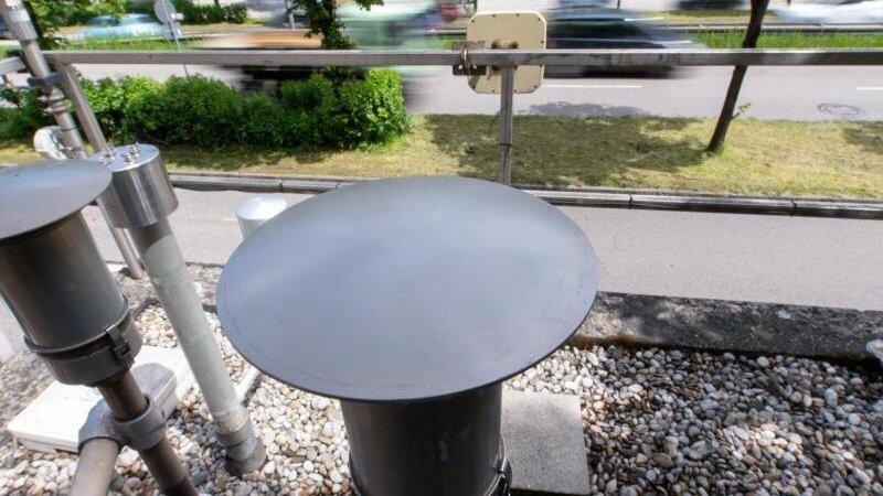 Verschiedene Messgeräte sind auf dem Dach einer Luftmessstation an der Landshuter Allee installiert. Verschiedene Messgeräte sind auf dem Dach einer Luftmessstation an der Landshuter Allee installiert.