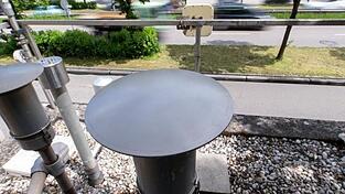 Verschiedene Messgeräte sind auf dem Dach einer Luftmessstation an der Landshuter Allee installiert. Verschiedene Messgeräte sind auf dem Dach einer Luftmessstation an der Landshuter Allee installiert.