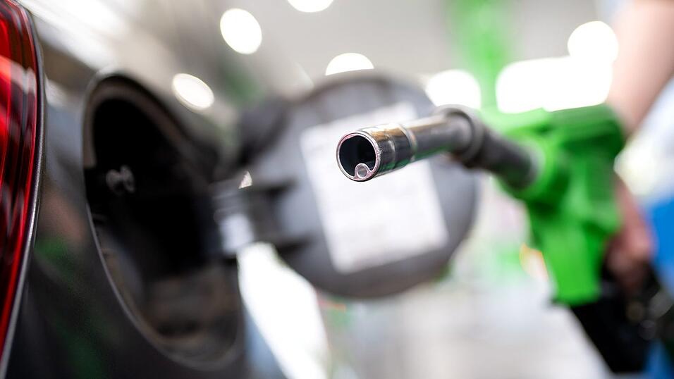 Auch wenn sie ihr Auto schon neben der Zapfs&auml;ule geparkt hatte, kam die 37-J&auml;hrige nicht zum Tanken. Kurz darauf endete der Tankversuch f&uuml;r sie mit einem Schlag ins Gesicht. (Symbolbild)