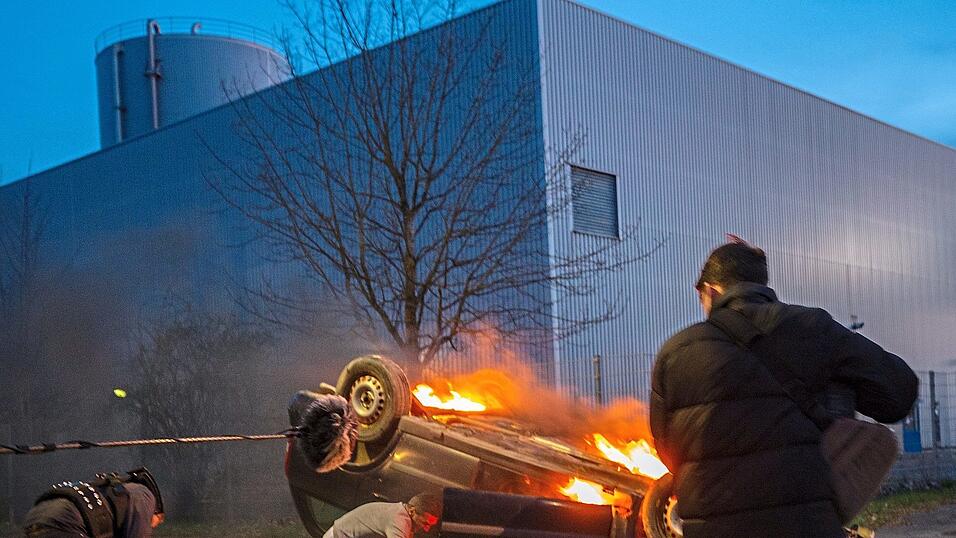 Am Samstagabend wurde eine Stuntszene des Bayerwaldkrimis 'Im Zeichen des Drachen' im Plattlinger Industriegebiet gedreht. Am Samstagabend wurde eine Stuntszene des Bayerwaldkrimis 'Im Zeichen des Drachen' im Plattlinger Industriegebiet gedreht.