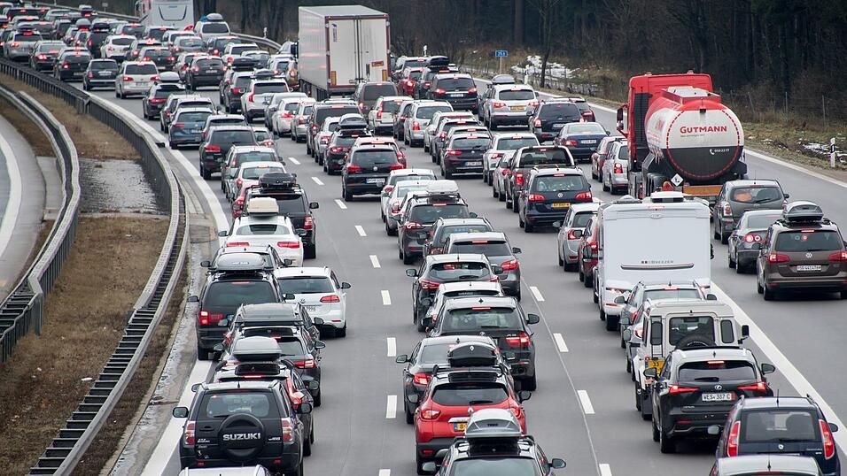 Unter anderem auf der A8 dürfte es am Wochenende wieder voll werden. (Archivbild) Unter anderem auf der A8 dürfte es am Wochenende wieder voll werden. (Archivbild)