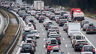 Unter anderem auf der A8 dürfte es am Wochenende wieder voll werden. (Archivbild) Unter anderem auf der A8 dürfte es am Wochenende wieder voll werden. (Archivbild)