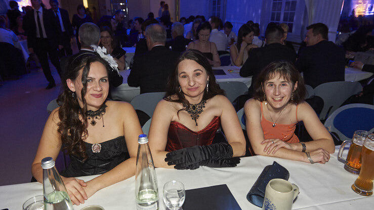 Die Metzgerzunft hat am Samstagabend in die Joseph-von-Fraunhofer-Halle eingeladen. Die Metzgerzunft hat am Samstagabend in die Joseph-von-Fraunhofer-Halle eingeladen.