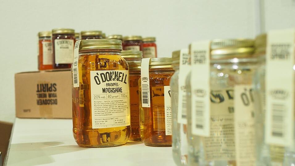 Rund 40 Aussteller und etwa 90 Tattoo-Künstler sind auf der Tattoo Convention in Straubing vertreten. Rund 40 Aussteller und etwa 90 Tattoo-Künstler sind auf der Tattoo Convention in Straubing vertreten.