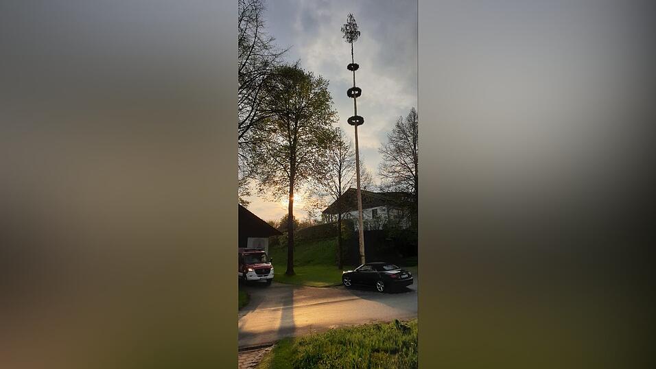 Der Maibaum der Feuerwehr Landorf wurde vor dem Feuerwehrhaus aufgestellt.