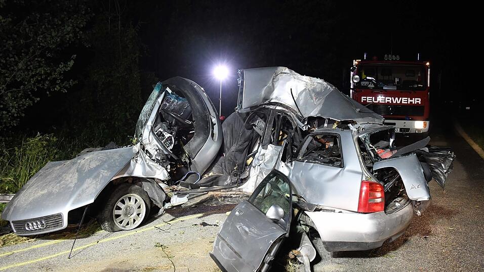 Der Unfall ereignete sich an einer Kreisstraße nahe der Gemeinde Schalkham. Der Unfall ereignete sich an einer Kreisstraße nahe der Gemeinde Schalkham.
